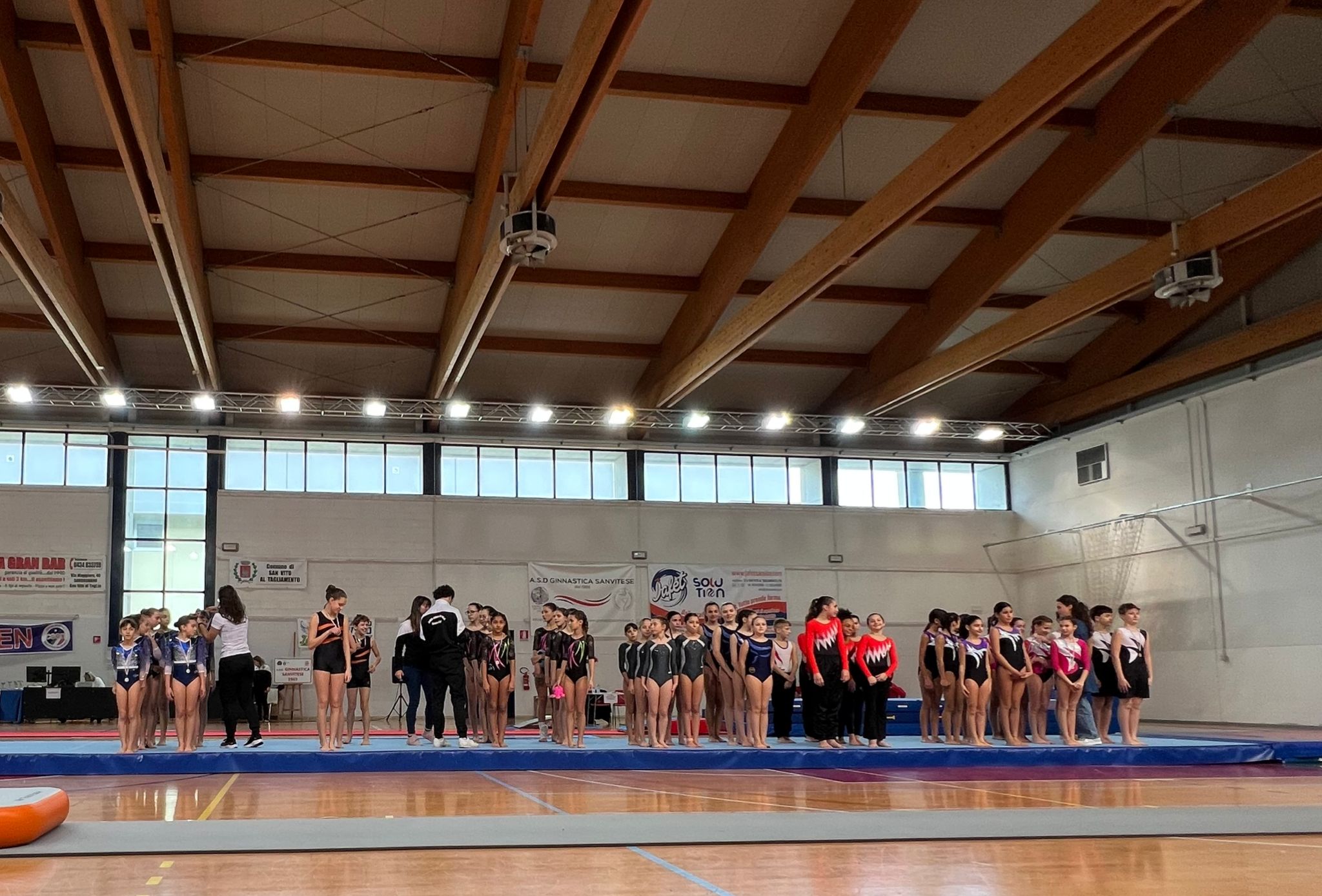 La squadra Acrobat di Tabu - Officina5 ha partecipato alla 1ª prova del Campionato Acrobat a squadre, che si è svolta il 16 febbraio 2025 a San Vito al Tagliamento (PN).